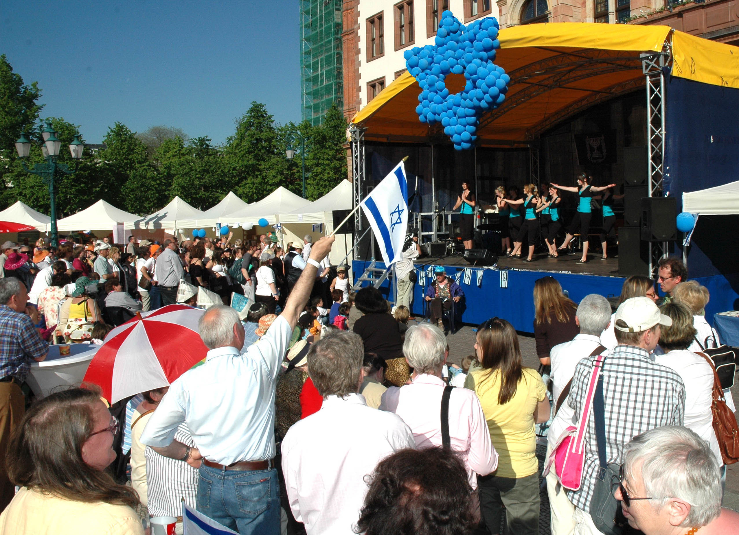 2008: Feier anlässlich des 60. Jahrestags der Gründung des Staates Israel vor dem Wiesbadener Rathaus. Fotograf: Igor Eisenschtat. Sammlung Jüdische Gemeinde Wiesbaden